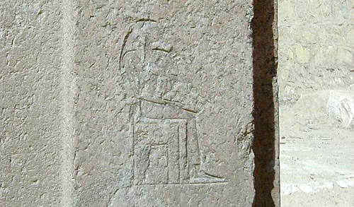 Изображение царицы Хенткавес на стене гробницы.