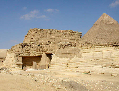 Вид на восточную сторону гробницы царицы Хенткавес. Вдали пирамида Хафры.