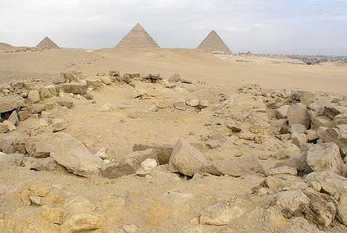 Остатки гробницы Кавингтона к югу от пирамид Гизы.