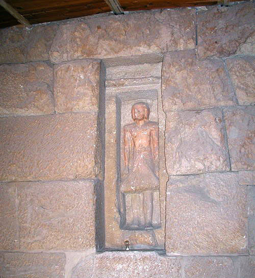 Статуя Нефербауптаха в ложной двери.