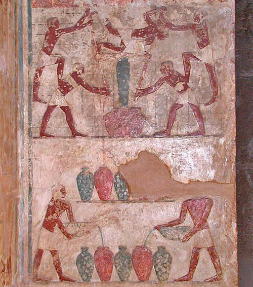 Фреска на стене гробницы Имери изображает процесс изготовления вина.
