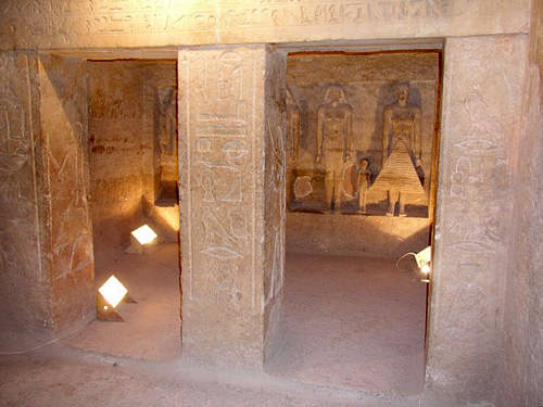 Внутри гробницы жреца Кара.