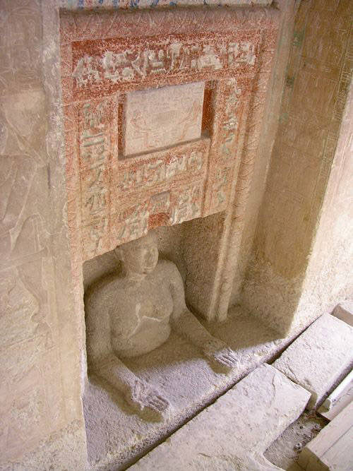 Статуя Иду в ложной двери его мастабы.