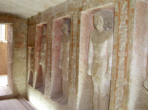Статуи на западной стене мастабы Кара.