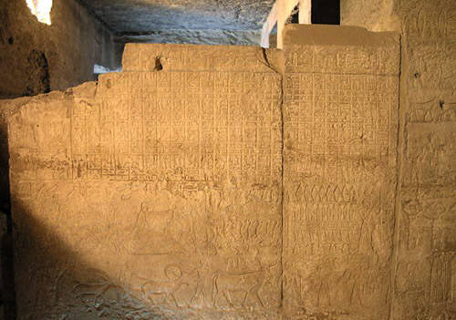 Фреска с изображением порядка строительства мастабы и материалов, которые подарил Дебхену фараон Менкаура.