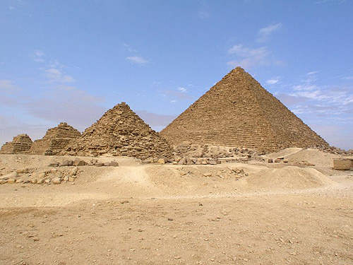Малые пирамиды G3a (на переднем плане), G3B, G3C на плато Гиза.