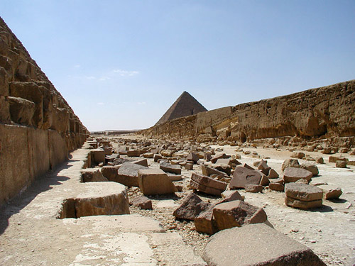 Выемка в плато для выравнивания основания для постройки пирамиды Хефрена. Западная сторона.