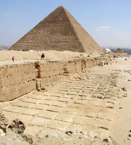 Следы от вырубки плит для пирамиды Хефрена.