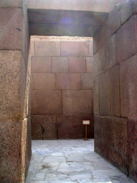 Стены и помещения нижнего храма. Пирамида Хафры.