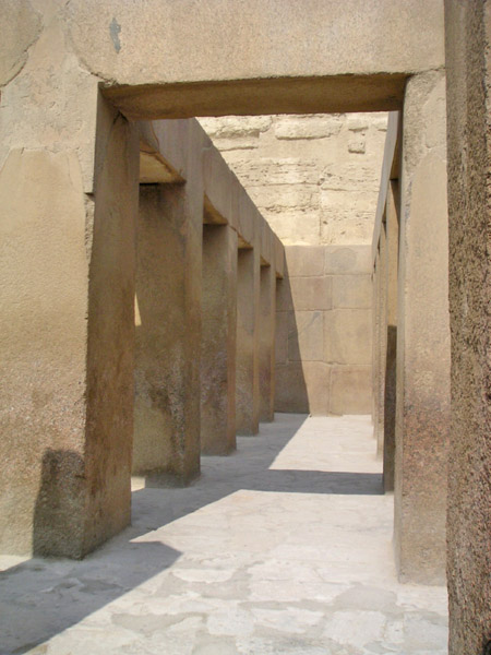 Колонны большого зала в храме в долине. Пирамида Хафры. 