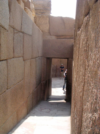 Коридор северо - западного угла нижнего храма. Пирамида Хафры.