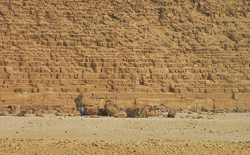Южная сторона. Вид на остатки пирамиды - спутника. Пирамида Хефрена.