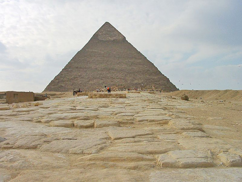 Мощеная дорожка для процессий от храма в долине к пирамиде Хефрена.