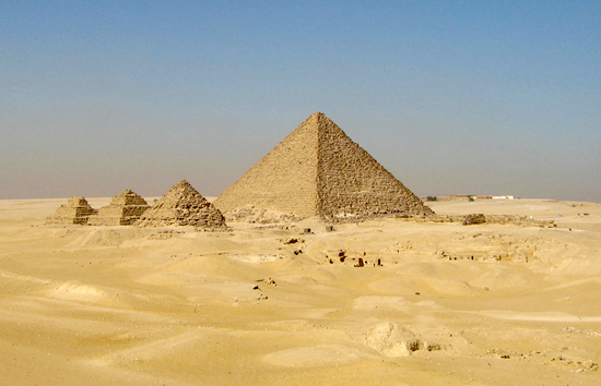 Вид на пирамиды- спутницы с юго - востока. Пирамида Микерина (Менкаура).