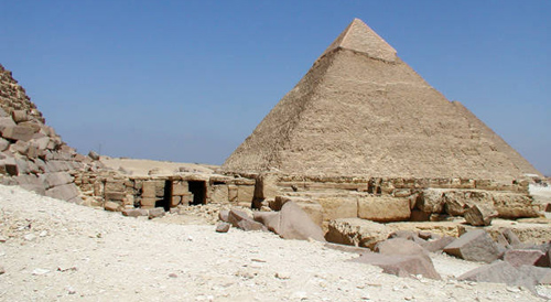 Заупокойный храм пирамиды Микерина (Менкаура) на фоне пирамиды Хефрена.