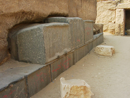 Гранитные блоки в облицовке храма. Пирамида Микерина (Менкаура).