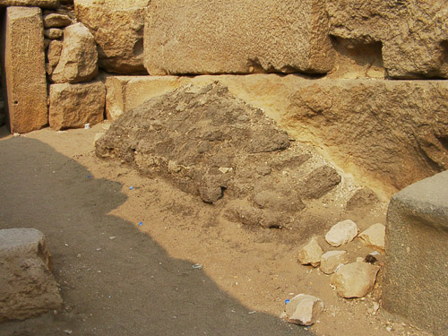 Адобная облицовка рядом с гранитным блоком. Пирамида Микерина (Менкаура).