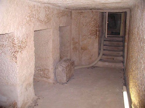 Вид из помещения с нишами на вход и направо проход к погребальной камере. Пирамида Микерина (Менкаура).