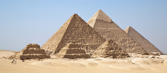 Вид с юга на комплекс пирамид- спутников G3a-G3c. Пирамида Микерина (Менкаура). 