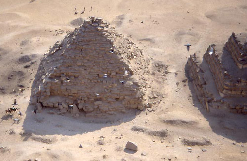 Вид с пирамиды на пирамиду - спутник G3a. Пирамида Микерина (Менкаура).