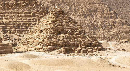 Южная сторона добавочной пирамиды G3a. Пирамида Микерина (Менкаура).