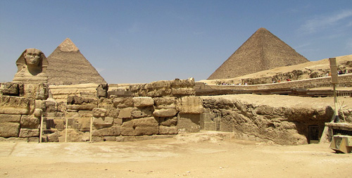 Храм Сфинкса. Вдали видны пирамида Хеопса (справа) и пирамида Хафры (слева).