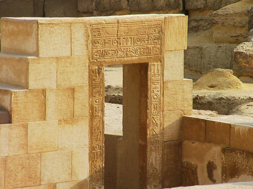 Религиозное здание времен Аменофиса II. Иероглифы на стене. 