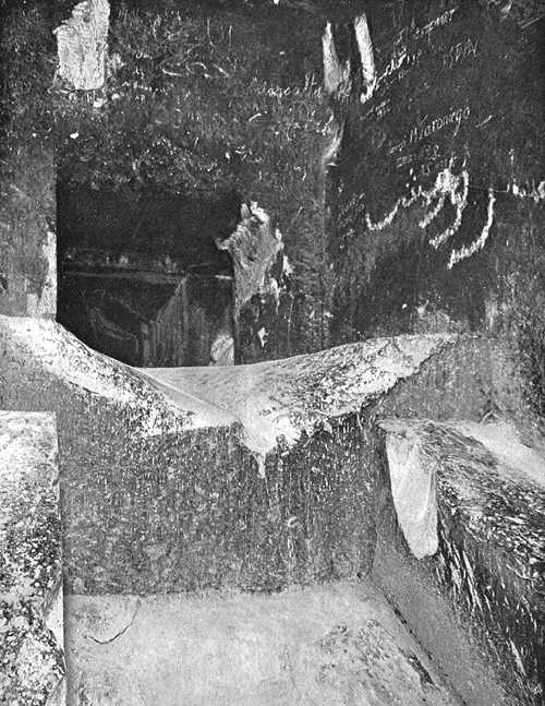 Каменная ступенька перед камерой Царя. Пирамида Хеопса в 1909 году.