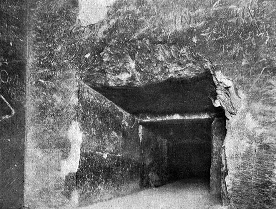 Проход в Антикамеру камеры царя. Пирамида Хеопса в 1909 году.