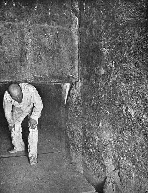Мортон проходит под плитой - заглушкой предкамеры царя. Пирамида Хеопса в 1909 году.