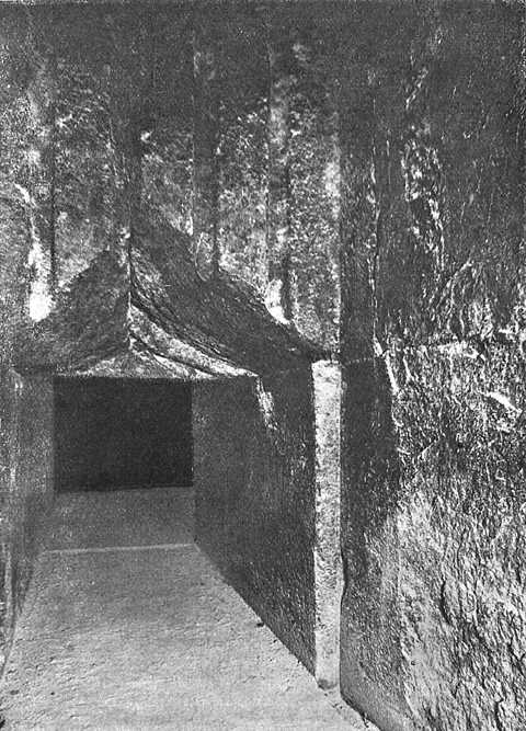 Проход в Камеру царя. Вид из предкамеры. Пирамида Хеопса в 1909 году.