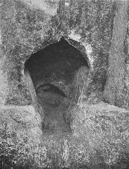 Отверстие воздуховода на южной стене Камеры царя. Пирамида Хеопса в 1909 году.