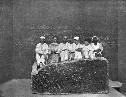 Участники "полуденного чаепития" из экспедиции братьев Мортон. Пирамида Хеопса в 1909 году.