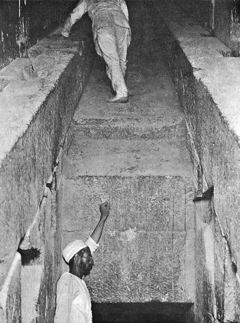 Северный конец Большой галереи. Внизу проход в Камеру царицы. Пирамида Хеопса в 1909 году.