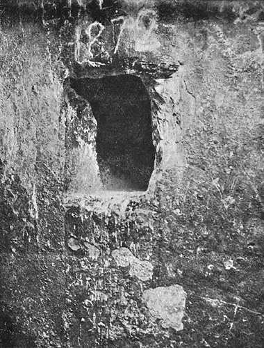 Устье северного воздушного колодца в камере царицы. Пирамида Хеопса в 1909 году.