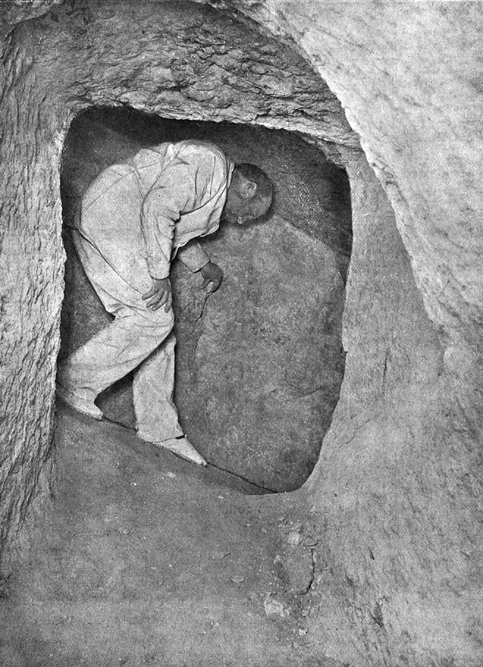Понижающийся коридор и шахта-колодец. Пирамида Хеопса в 1909 году.