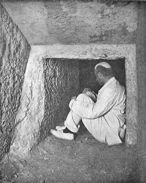 Вход в горизонтальную подземную галерею. Пирамида Хеопса в 1909 году.