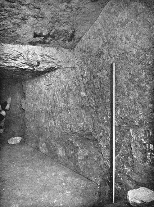 Место окончания понижающегося коридора. Пирамида Хеопса в 1909 году.
