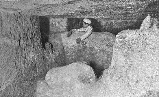 Северо-западный угол подземной камеры. Пирамида Хеопса в 1909 году.