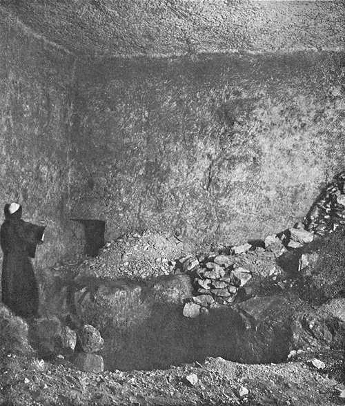 Проход в южной стене поземной камеры. Пирамида Хеопса в 1909 году.