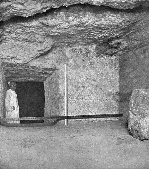 Выемка и вход в подземную камеру. Вид на юг. Пирамида Хеопса в 1909 году.
