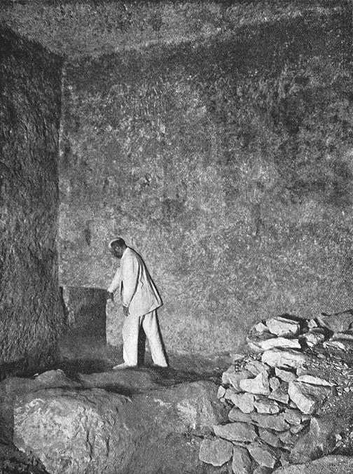 Размеры незаконченного прохода в южной стене подземной камеры. Пирамида Хуфу в 1909 году.