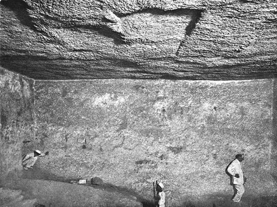Восточная стена подземной камеры. Пирамида Хеопса в 1909 году.