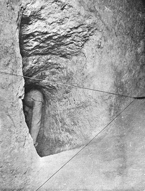 Уровни коридоров в пирамиде. Человек находится в шахте. Пирамида Хеопса в 1909 году.