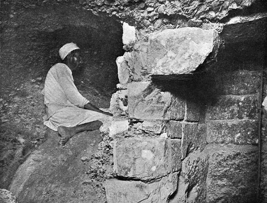 Грот шахты - колодца. Пирамида Хеопса в 1909 году.