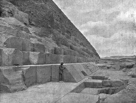 Камни облицовки. Пирамида Хеопса в 1909 году.