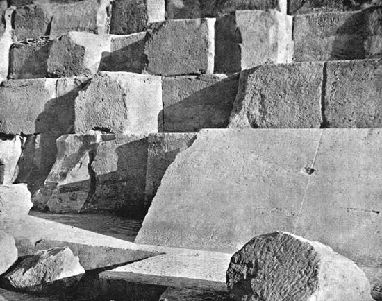 Нетронутая часть облицовки. Пирамида Хеопса в 1909 году.