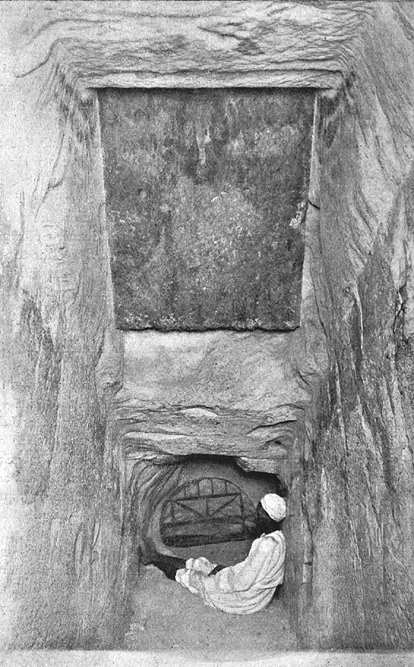 Решетка в понижающемся коридоре. Пирамида Хеопса в 1909 году.