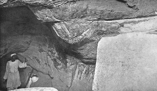 Гранитные заглушки. Обходной путь. Вид сверху. Пирамида Хеопса в 1909 году.