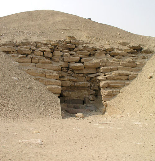 Вход в пирамиду Аменемхета I в Эль- Лиште.